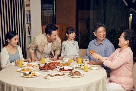 中秋节团圆的家庭聚餐背景图片