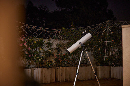 室外的天文望远镜背景图片