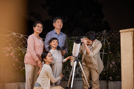 赏月的女孩一家五口中秋节用望远镜赏月背景