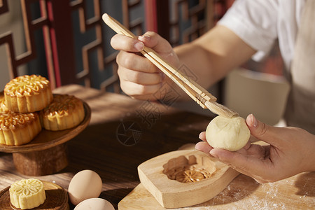 莲蓉包用刷子给月饼胚刷油背景