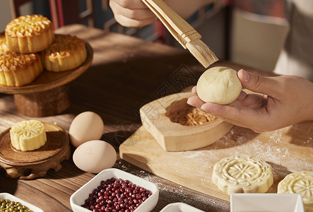 月饼制作刷油高清图片