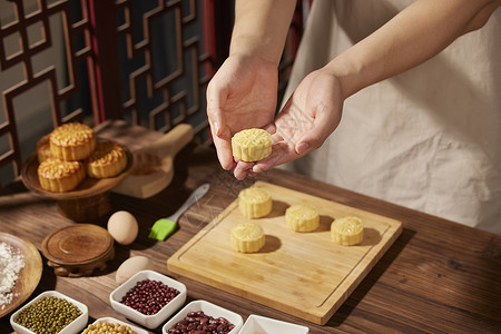 中式烘焙双手托举月饼半成品图片