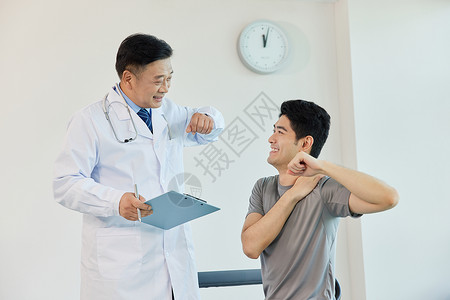 医生指导病人按摩身体复健图片