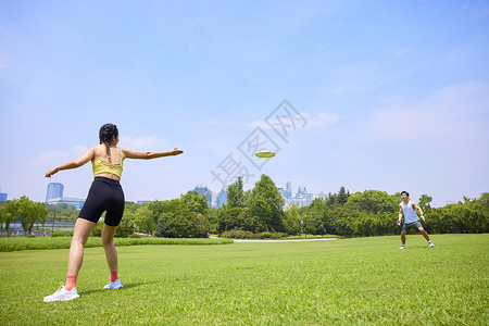 青年男女在户外飞盘运动背景