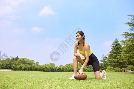 年轻美女玩腰旗橄榄球背景图片