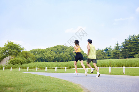 年轻男女户外跑步运动背影背景图片