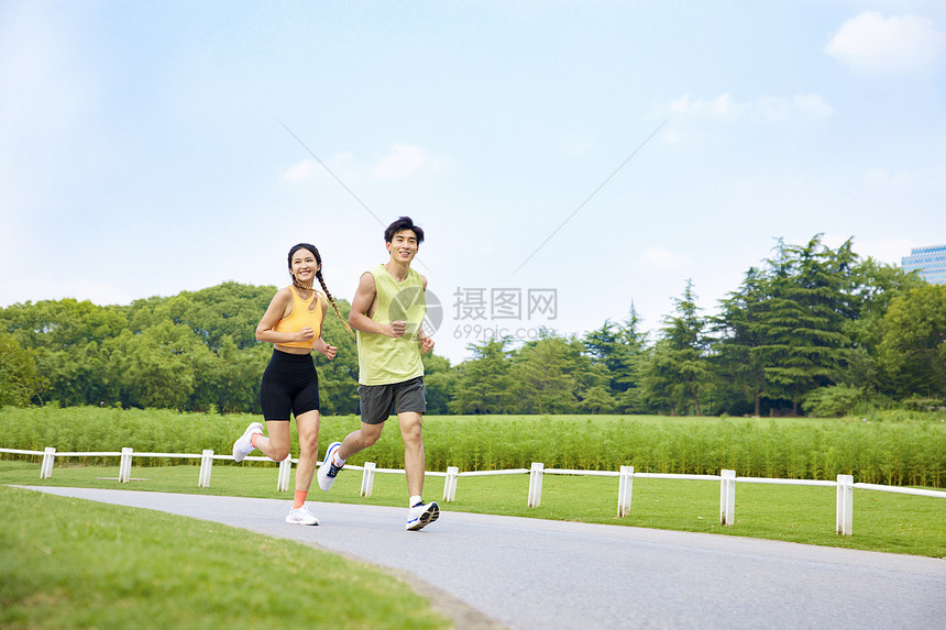 年轻男女户外跑步运动图片