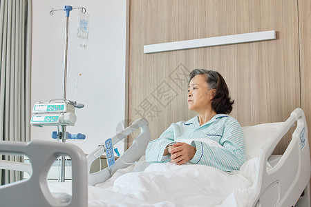 生病住院的老年人卧床输液打点滴图片