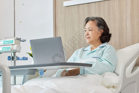 生病住院的老年人使用笔记本电脑图片