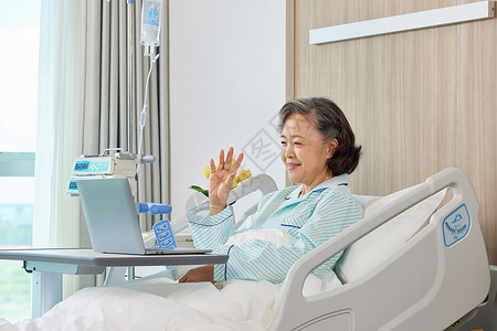 住院的老人使用电脑视频通话图片