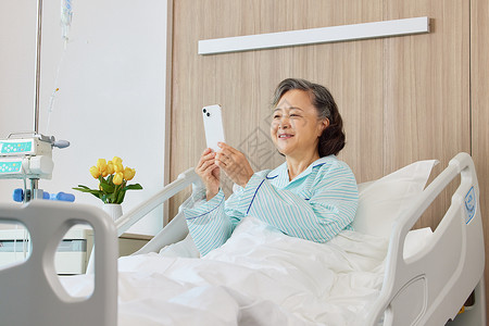 使用手机打视频通话的住院老人图片