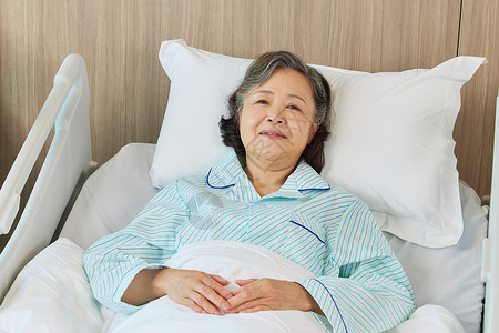 卧病在床的老年病患形象图片