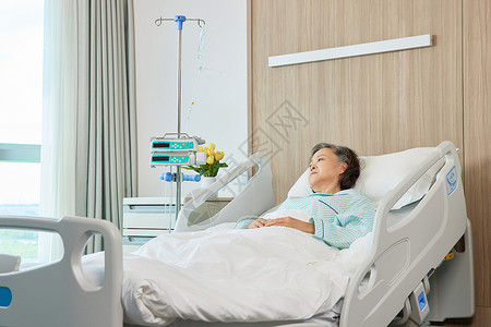 住院卧病在床的孤单老人高清图片