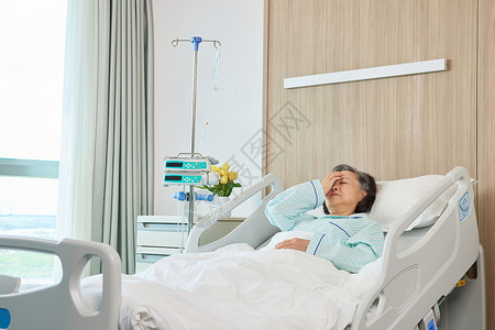 卧病在床休息的老年病患高清图片