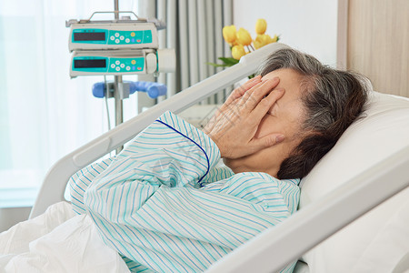 卧病在床的孤单老年病患高清图片