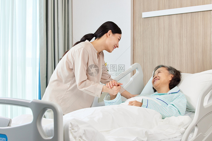 青年女性看望生病住院的母亲图片