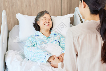 微笑的母亲青年女性医院看望照顾生病住院的母亲背景