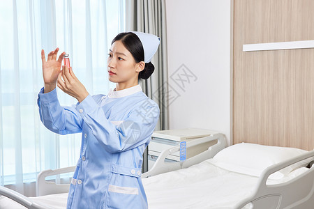 医院病房的女护士手拿疫苗针剂图片