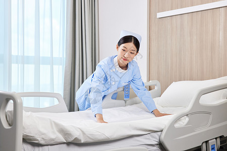 医院女护士整理病房病床图片