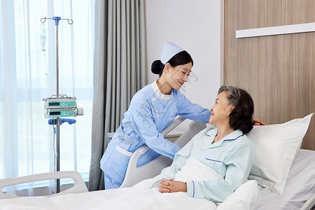 护士照顾住院老年病患图片