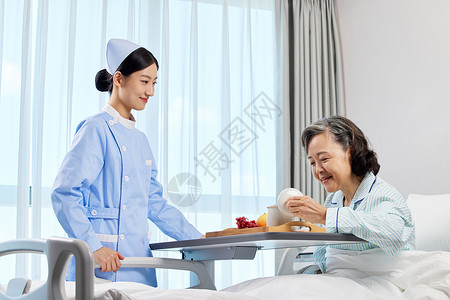 女护士照顾住院老年病患图片