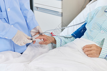 血氧监测护士为病人佩戴血氧指夹特写背景