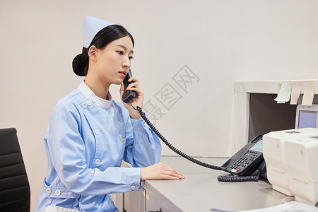 医院前台打电话的护士图片
