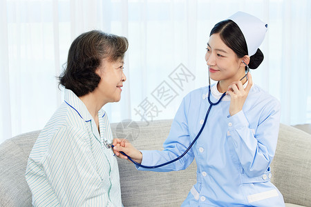 护士给老人病患使用听诊器背景图片