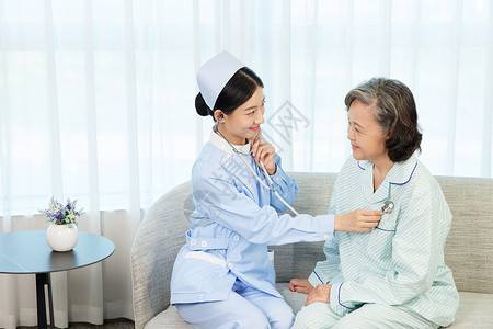 女护士给老人病患使用听诊器图片