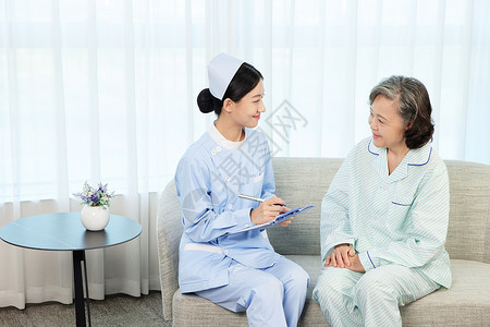 女护士询问记录老年病患身体状况高清图片