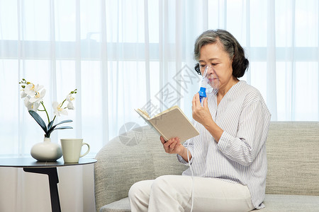 看书老奶奶独居的老人看书使用氧气罩背景