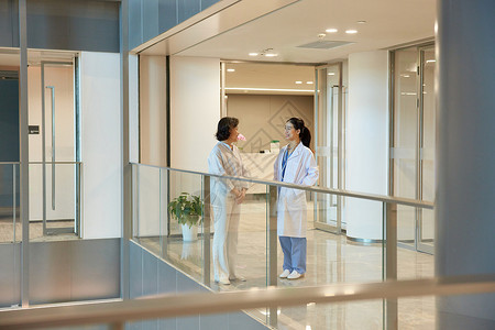 医院走廊两位女医生交流工作图片