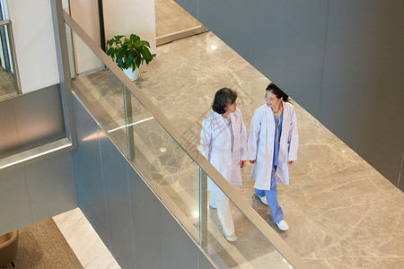 医院走廊上的两位女医生交流工作图片