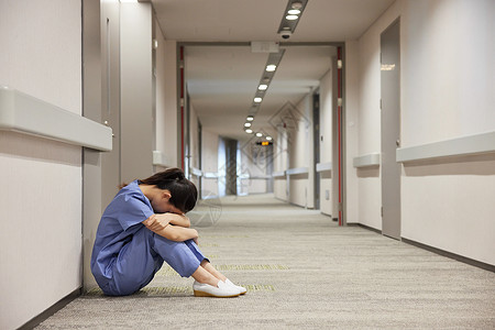 医院走廊上的女护工疲劳形象图片