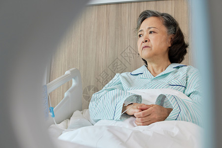 卧病在床的孤单老年病患形象高清图片