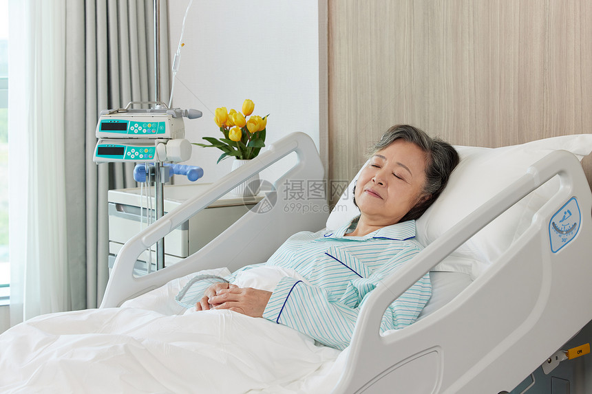 孤单的老年病患住院卧床休息图片