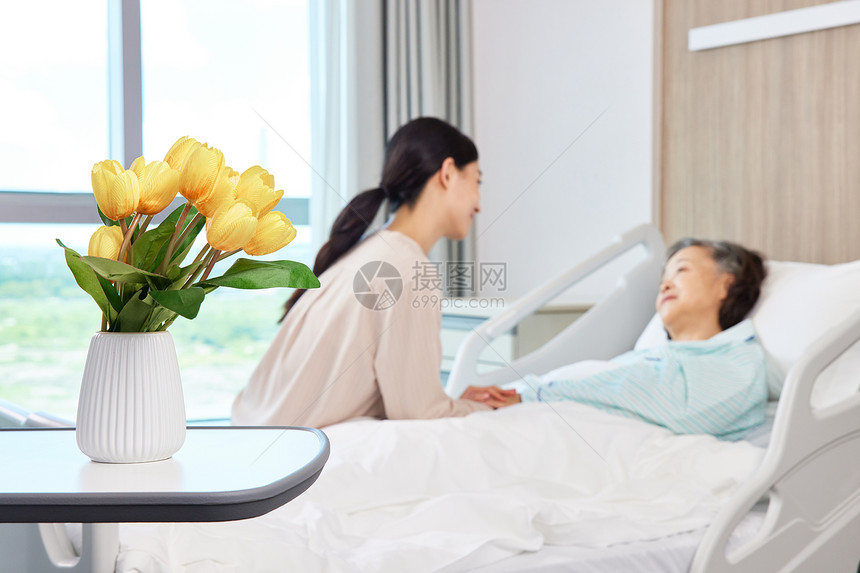 女儿探望生病住院的母亲图片