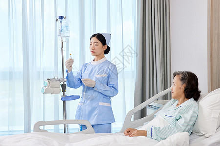 女护士帮住院病患调试输液管图片