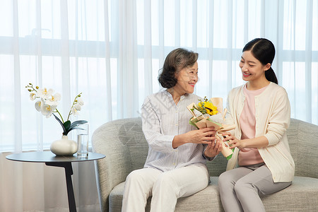 女儿手拿花束探望独居老人图片