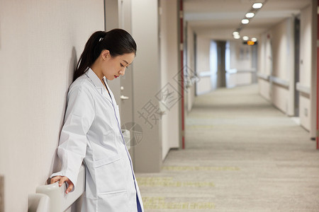医院走廊上的女医生感觉疲惫高清图片