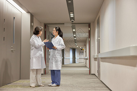 医院走廊里的医护人员谈论工作图片