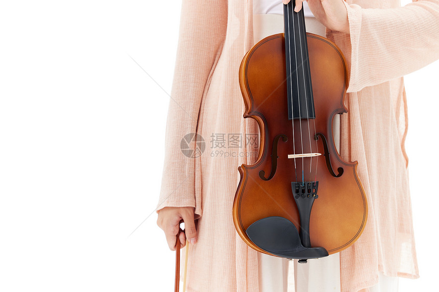 女性手拿小提琴特写图片