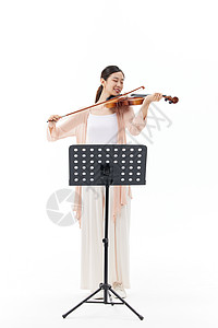 看乐谱拉小提琴的青年女性背景图片