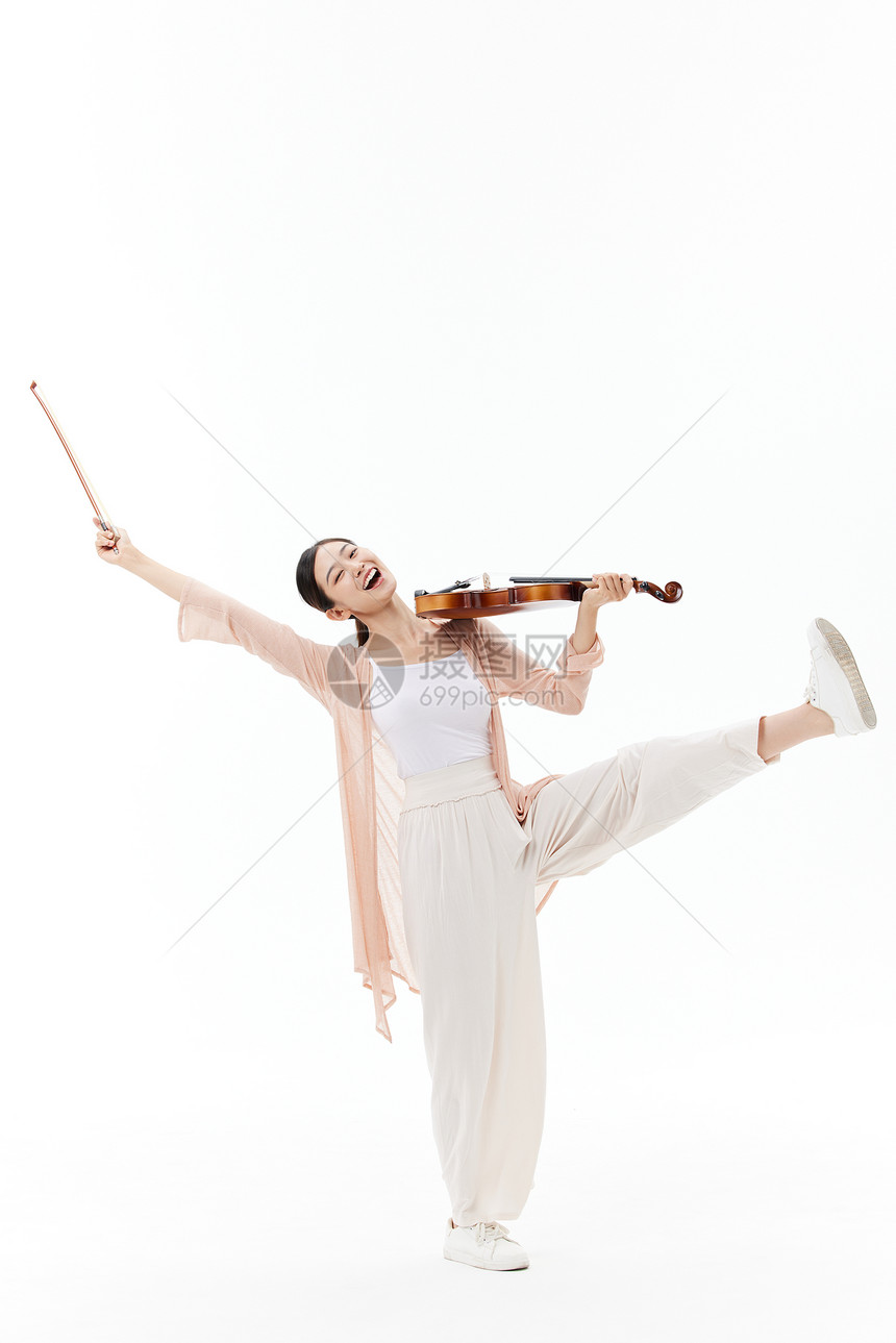 拉小提琴的女性演奏家图片