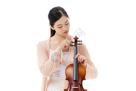 给小提琴调音的女青年背景图片