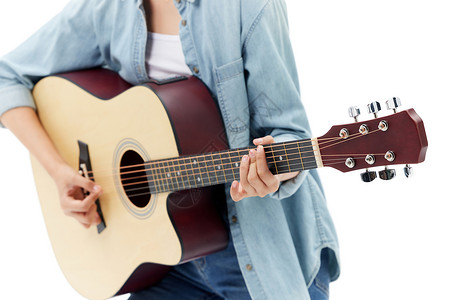 青年女性弹吉他手部特写图片