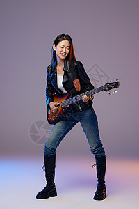 弹奏贝斯的摇滚女青年高清图片