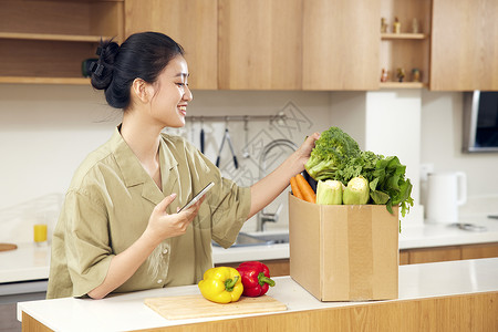 居家女性检查团购蔬菜品质背景图片