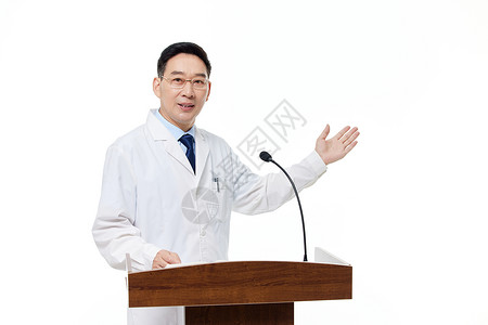 医学教授在讲台上演讲高清图片