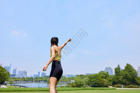 年轻美女飞盘运动背影图片